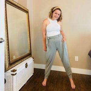 3/ $25 🖤 Aerie Front Tie Joggers (small stain as shown)